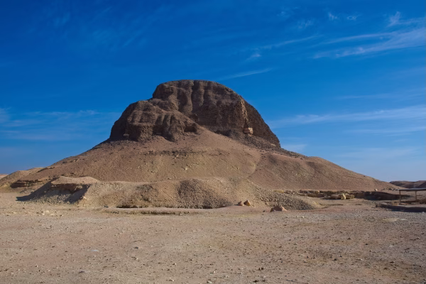 Die verwitterte Pyramide des Sesostris II. bei El-Lahun, ein Lehmziegelbau mit abgetragener Spitze.