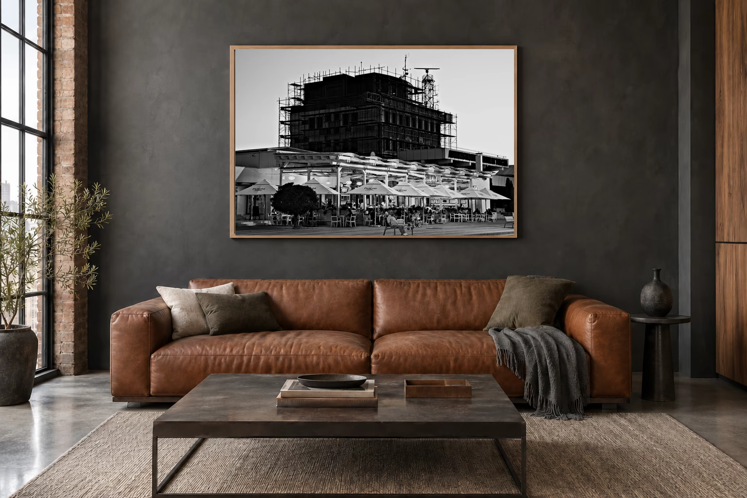 Das Werk an einer dunklen Wand im Loft über einem Ledersofa: Abend auf der Uferpromenade, 120 × 80 cm.
