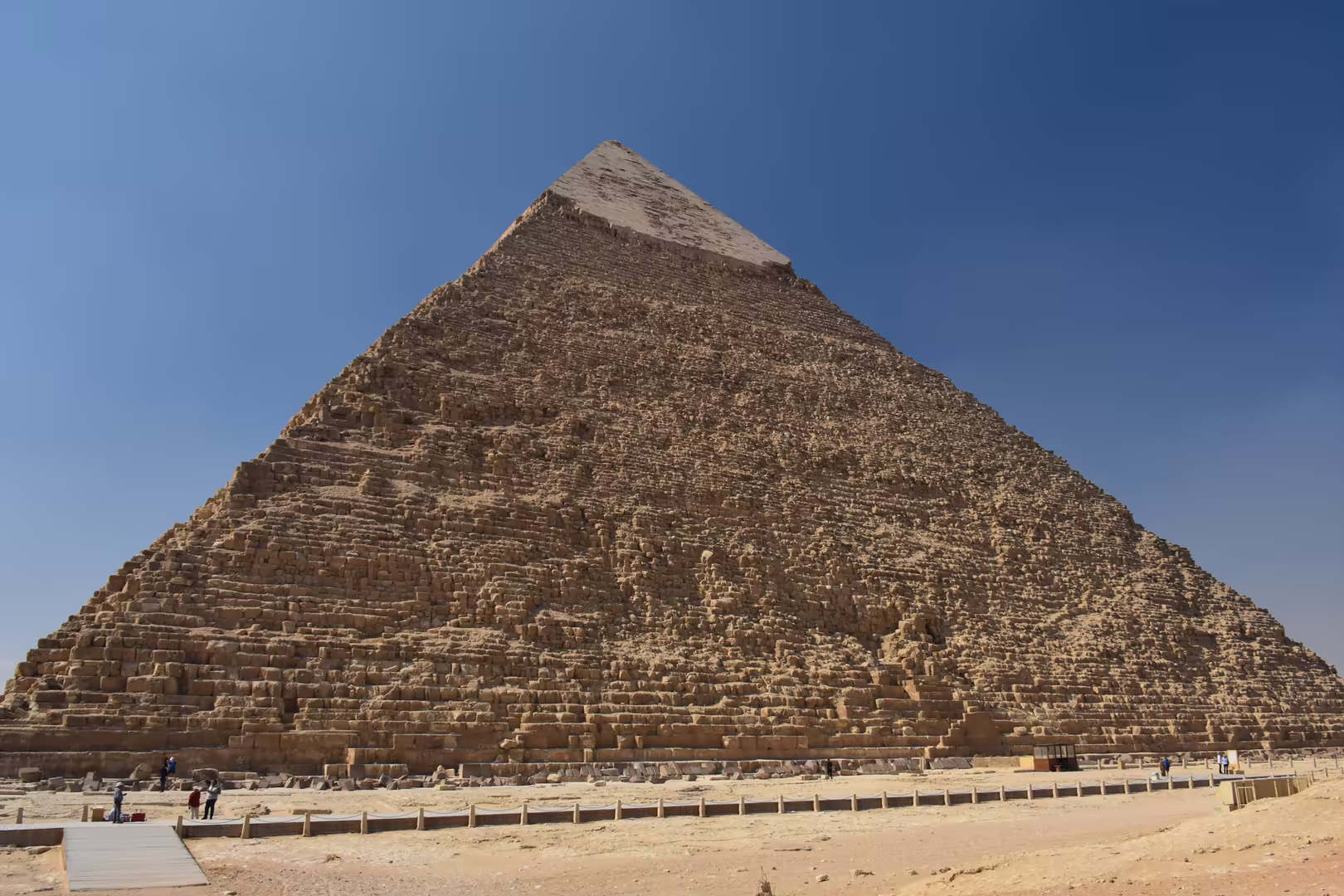 Die Große Pyramide über dem Plateau, im Vordergrund ein Besuchersteg.