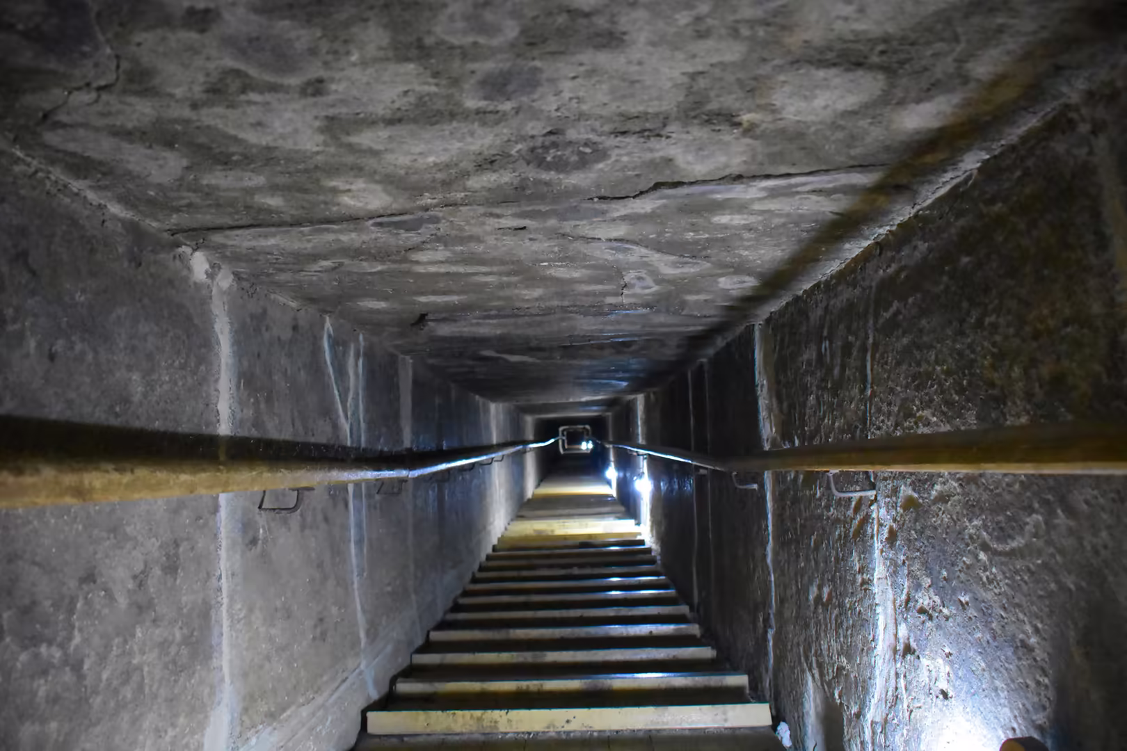 Der absteigende Gang in der Roten Pyramide, am Ende das Tageslicht.