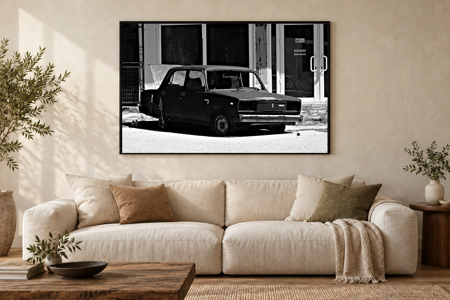 Das Werk an einer hellen Wohnzimmerwand über einem Sofa: Alter Wagen vor verlassener Fassade im Rahmen, 120 × 80 cm.