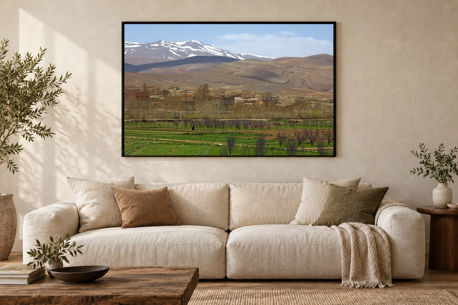 Das Werk an einer hellen Wohnzimmerwand über einem Sofa: Am Rand der Berge im Rahmen, 120 × 80 cm.
