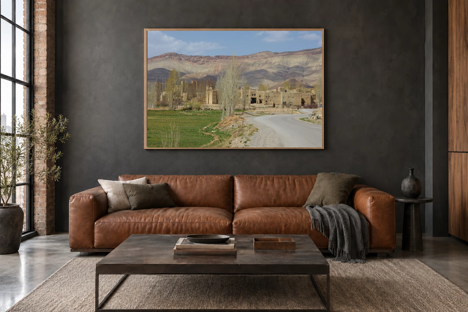 Das Werk an einer dunklen Wand im Loft über einem Ledersofa: Am ruhigen Weg, 120 × 80 cm.