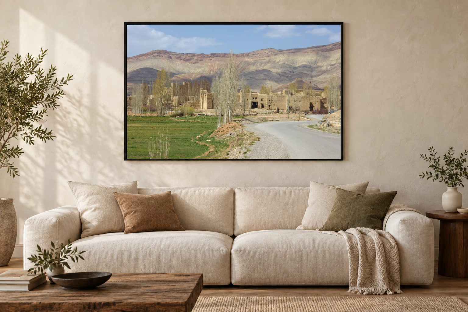 Das Werk an einer hellen Wohnzimmerwand über einem Sofa: Am ruhigen Weg im Rahmen, 120 × 80 cm.