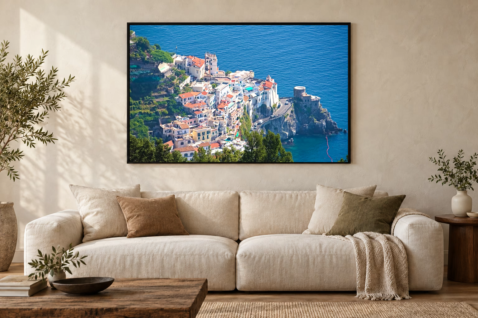 Das Werk an einer hellen Wohnzimmerwand über einem Sofa: Amalfi im Rahmen, 120 × 80 cm.