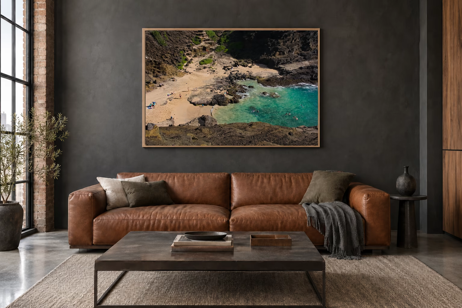 Das Werk an einer dunklen Wand im Loft über einem Ledersofa: Badebucht unter dem Kliff, 120 × 80 cm.