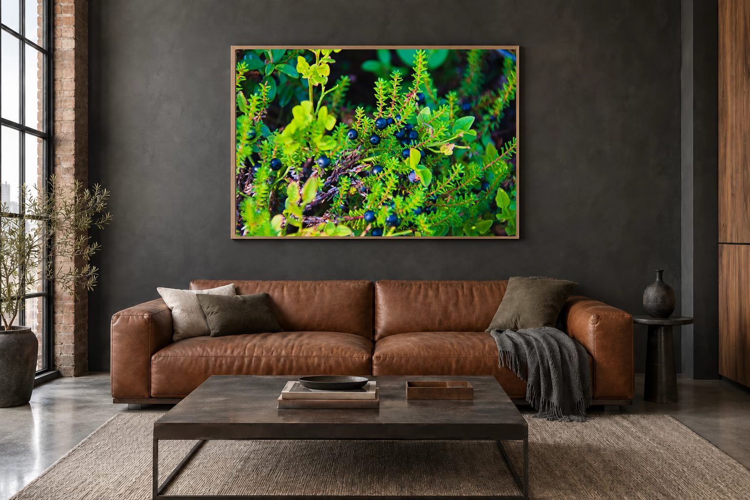 Das Werk an einer dunklen Wand im Loft über einem Ledersofa: Beeren des Nordens, 120 × 80 cm.