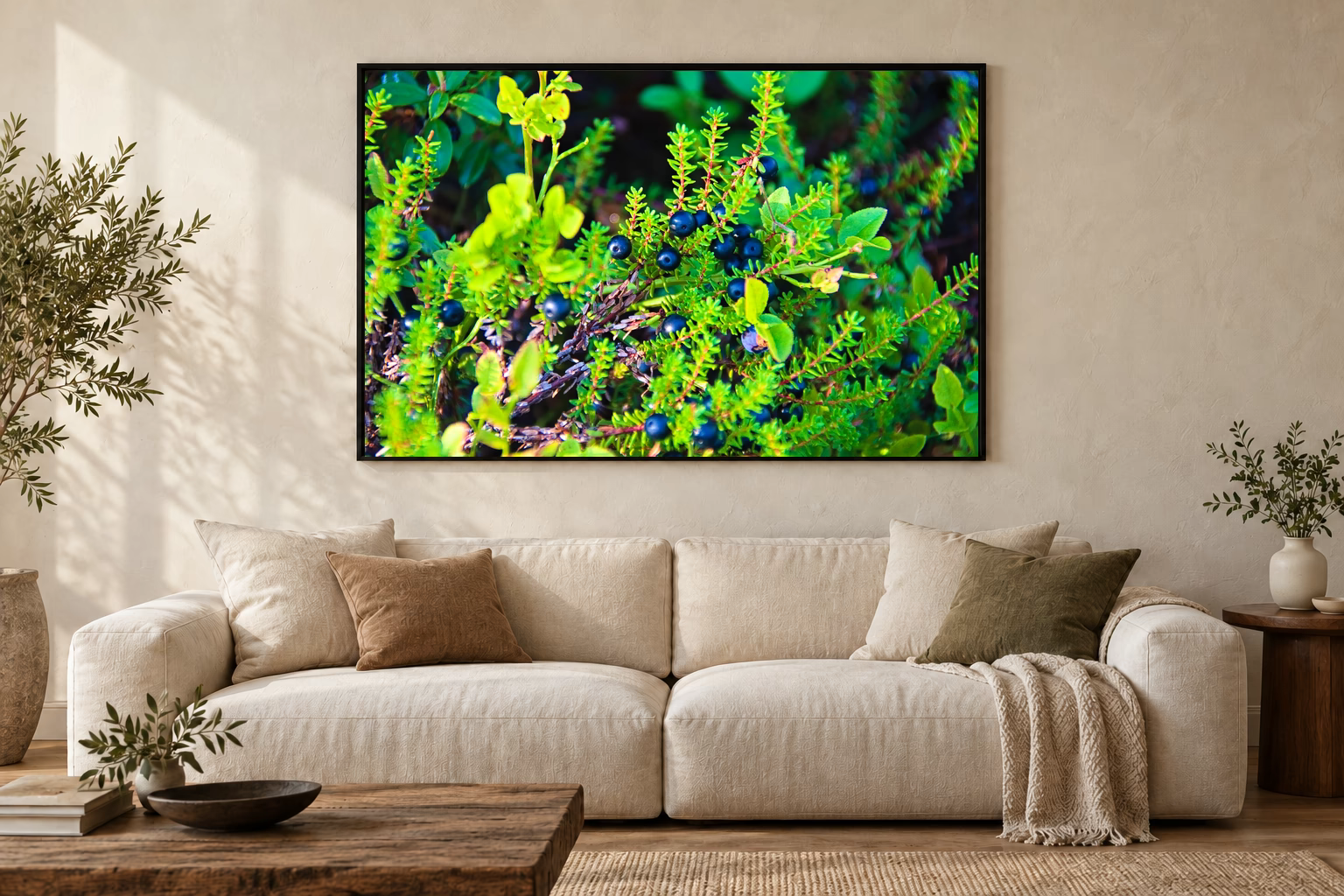 Das Werk an einer hellen Wohnzimmerwand über einem Sofa: Beeren des Nordens im Rahmen, 120 × 80 cm.