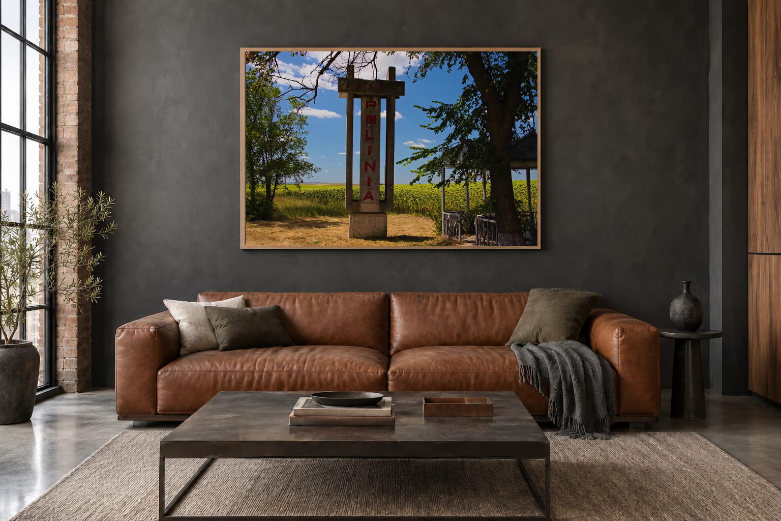 Das Werk an einer dunklen Wand im Loft über einem Ledersofa: Betonstele am Dorfeingang, 120 × 80 cm.