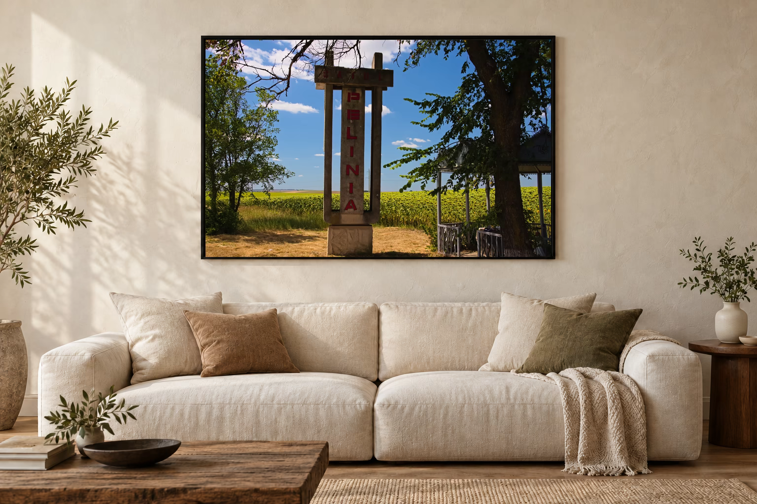 Das Werk an einer hellen Wohnzimmerwand über einem Sofa: Betonstele am Dorfeingang im Rahmen, 120 × 80 cm.