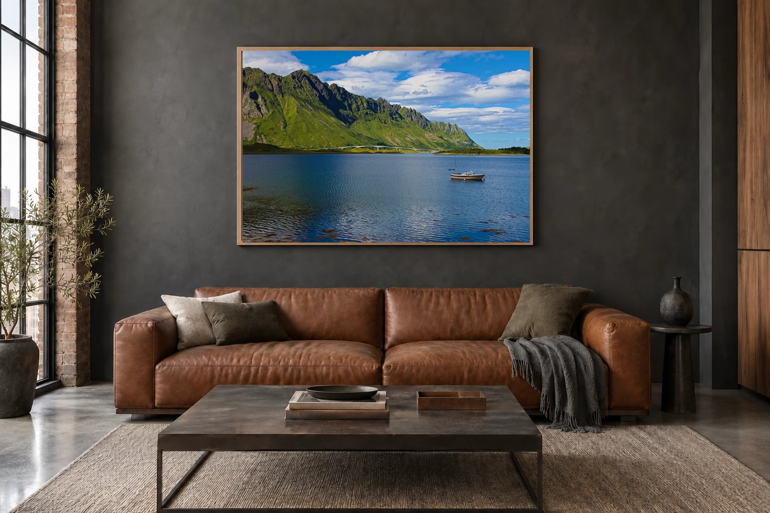 Das Werk an einer dunklen Wand im Loft über einem Ledersofa: Boot vor der Brücke, 120 × 80 cm.
