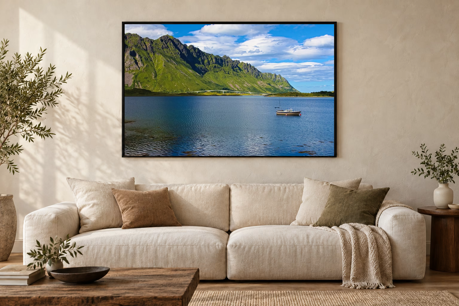 Das Werk an einer hellen Wohnzimmerwand über einem Sofa: Boot vor der Brücke im Rahmen, 120 × 80 cm.