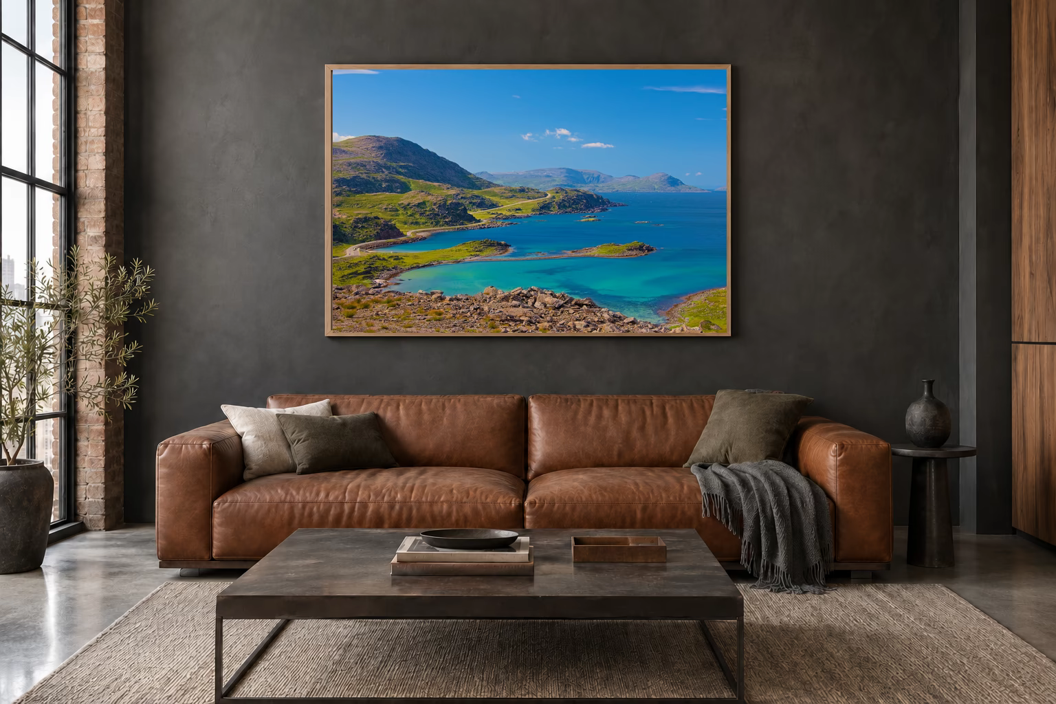 Das Werk an einer dunklen Wand im Loft über einem Ledersofa: Buchten an der Felsenküste, 120 × 80 cm.