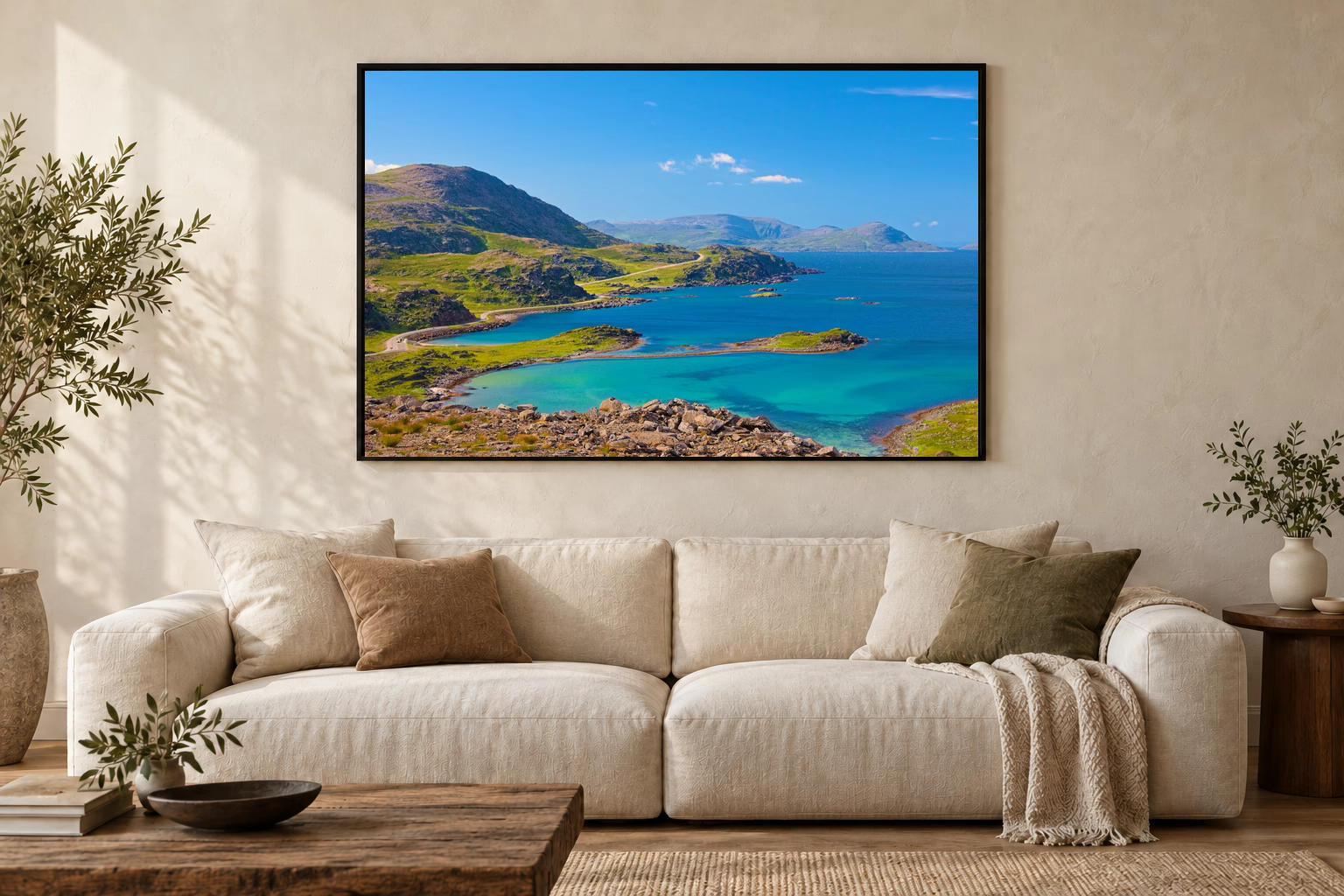 Das Werk an einer hellen Wohnzimmerwand über einem Sofa: Buchten an der Felsenküste im Rahmen, 120 × 80 cm.