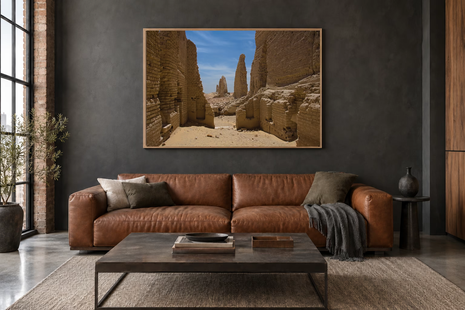 Das Werk an einer dunklen Wand im Loft über einem Ledersofa: Durchgang zwischen Lehmmauern, 120 × 80 cm.