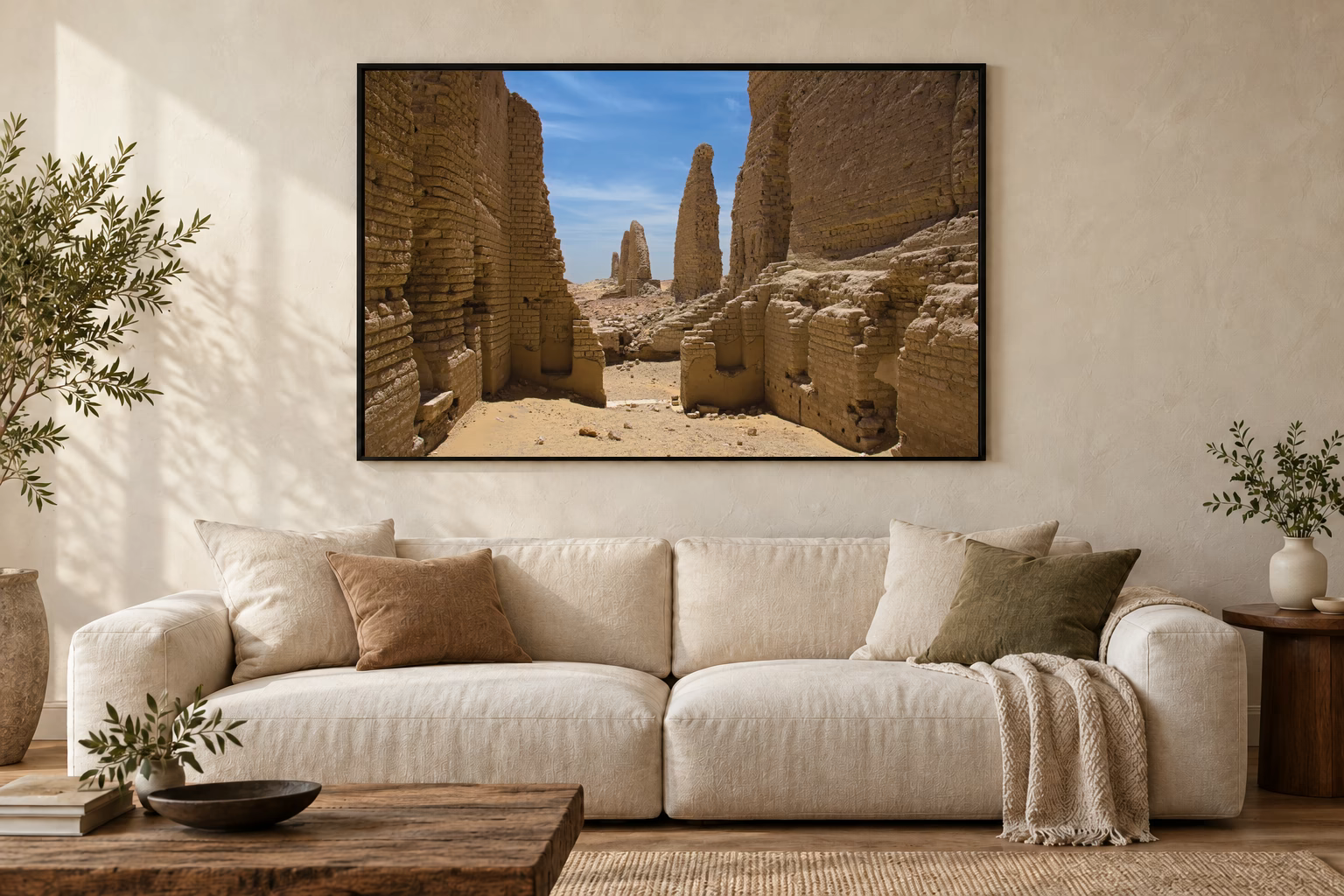 Das Werk an einer hellen Wohnzimmerwand über einem Sofa: Durchgang zwischen Lehmmauern im Rahmen, 120 × 80 cm.