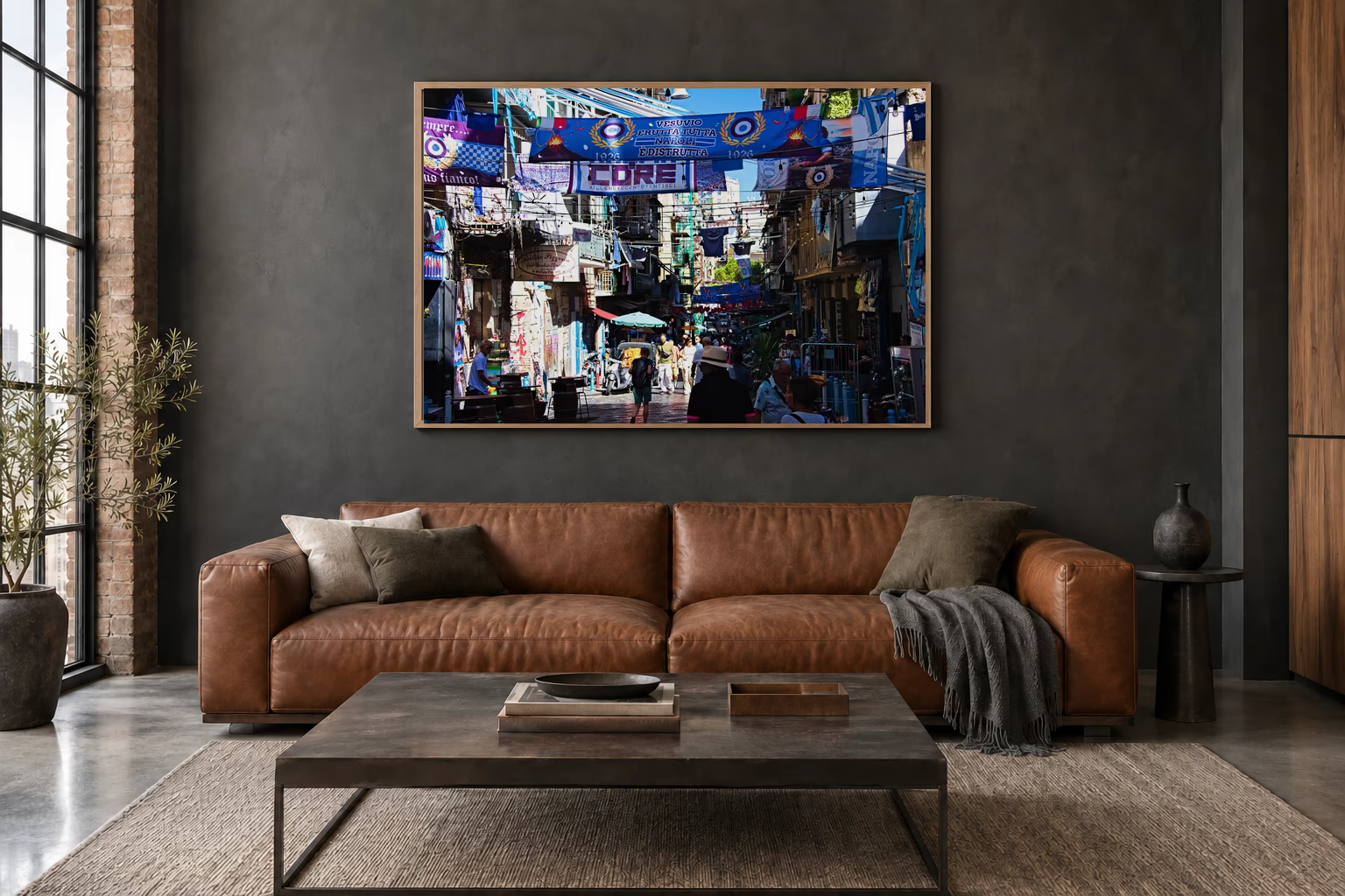 Das Werk an einer dunklen Wand im Loft über einem Ledersofa: Gassen von Neapel, 120 × 80 cm.