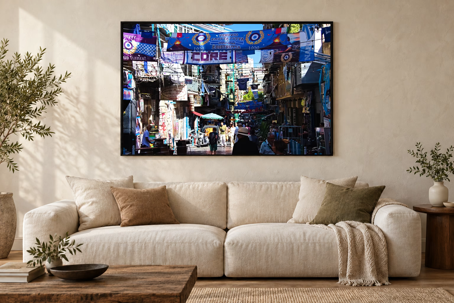 Das Werk an einer hellen Wohnzimmerwand über einem Sofa: Gassen von Neapel im Rahmen, 120 × 80 cm.