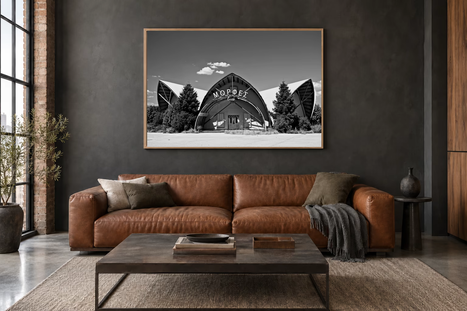 Das Werk an einer dunklen Wand im Loft über einem Ledersofa: Giebel mit griechischen Lettern, 120 × 80 cm.