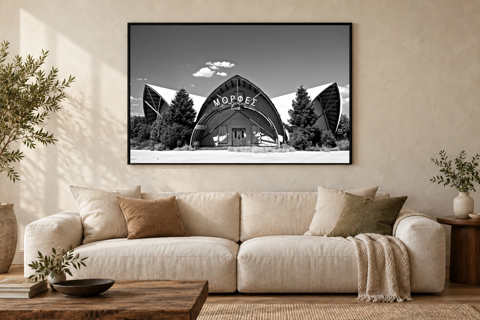 Das Werk an einer hellen Wohnzimmerwand über einem Sofa: Giebel mit griechischen Lettern im Rahmen, 120 × 80 cm.