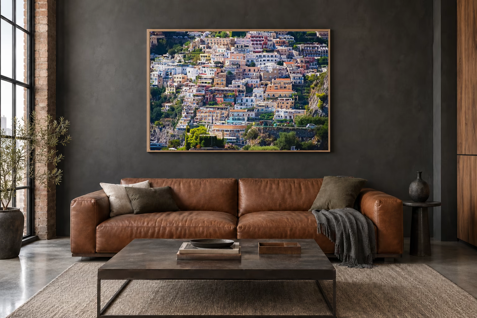 Das Werk an einer dunklen Wand im Loft über einem Ledersofa: Häusermeer von Positano, 120 × 80 cm.