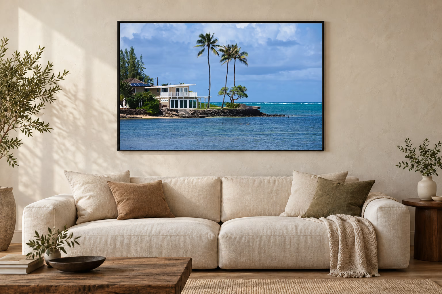 Das Werk an einer hellen Wohnzimmerwand über einem Sofa: Haus auf der Lavazunge im Rahmen, 120 × 80 cm.
