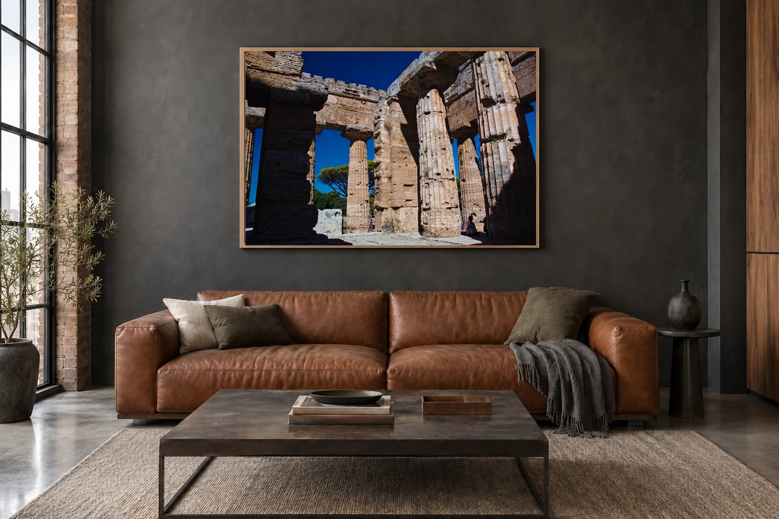 Das Werk an einer dunklen Wand im Loft über einem Ledersofa: Im Inneren des Tempels von Paestum, 120 × 80 cm.