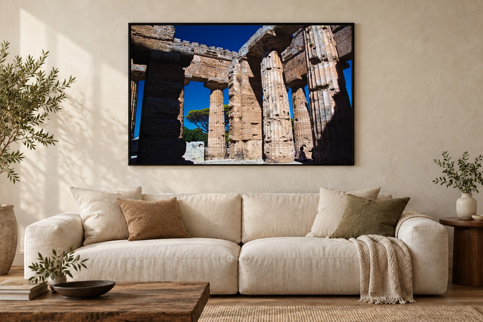 Das Werk an einer hellen Wohnzimmerwand über einem Sofa: Im Inneren des Tempels von Paestum im Rahmen, 120 × 80 cm.