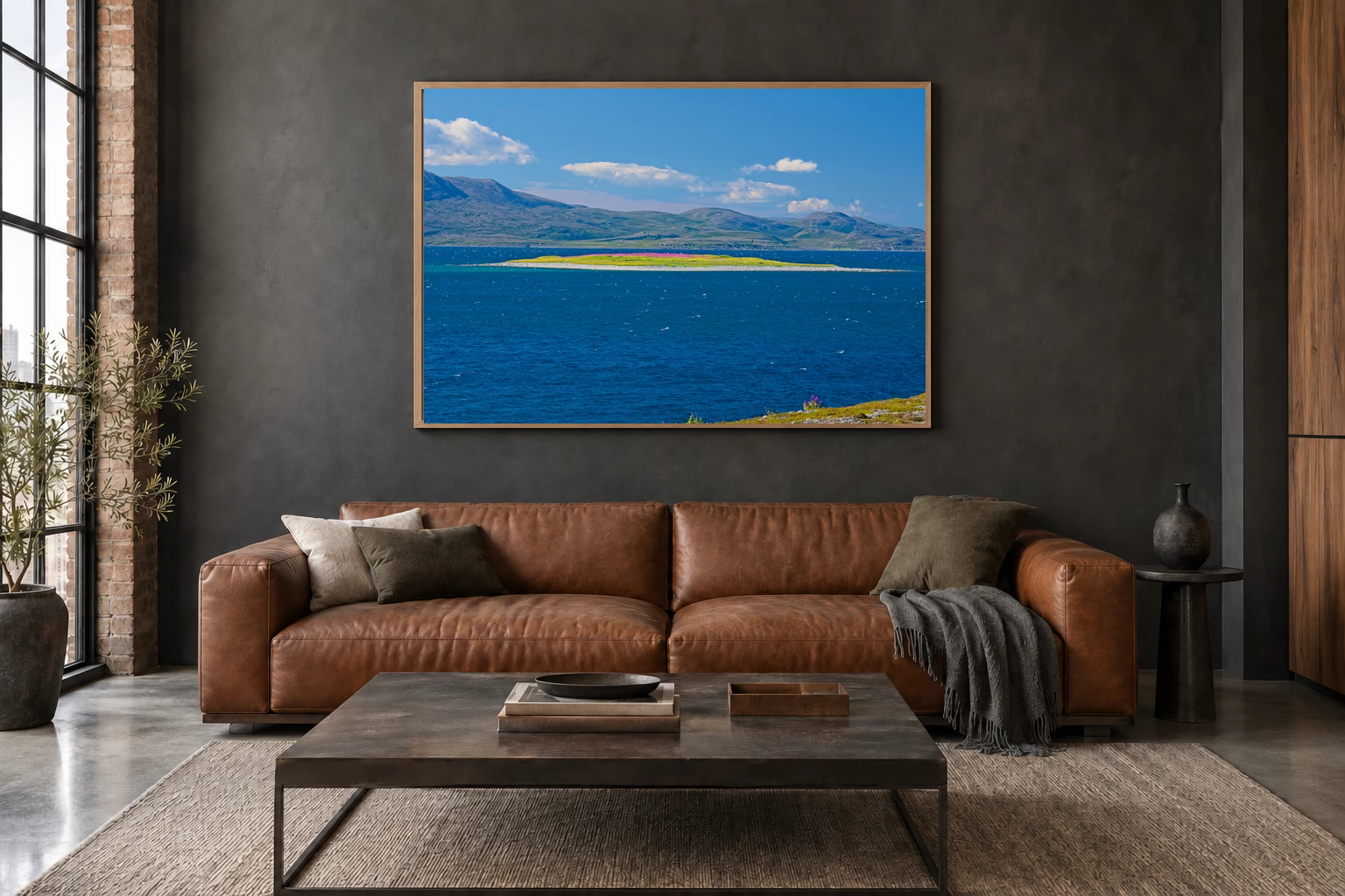 Das Werk an einer dunklen Wand im Loft über einem Ledersofa: Insel mit Blütenband, 120 × 80 cm.