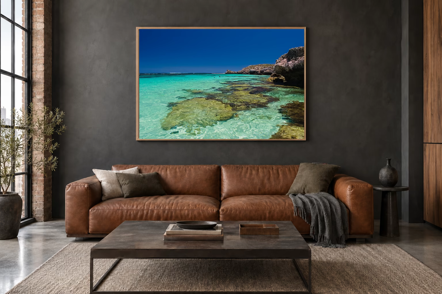 Das Werk an einer dunklen Wand im Loft über einem Ledersofa: Klares Wasser vor Rottnest Island, 120 × 80 cm.