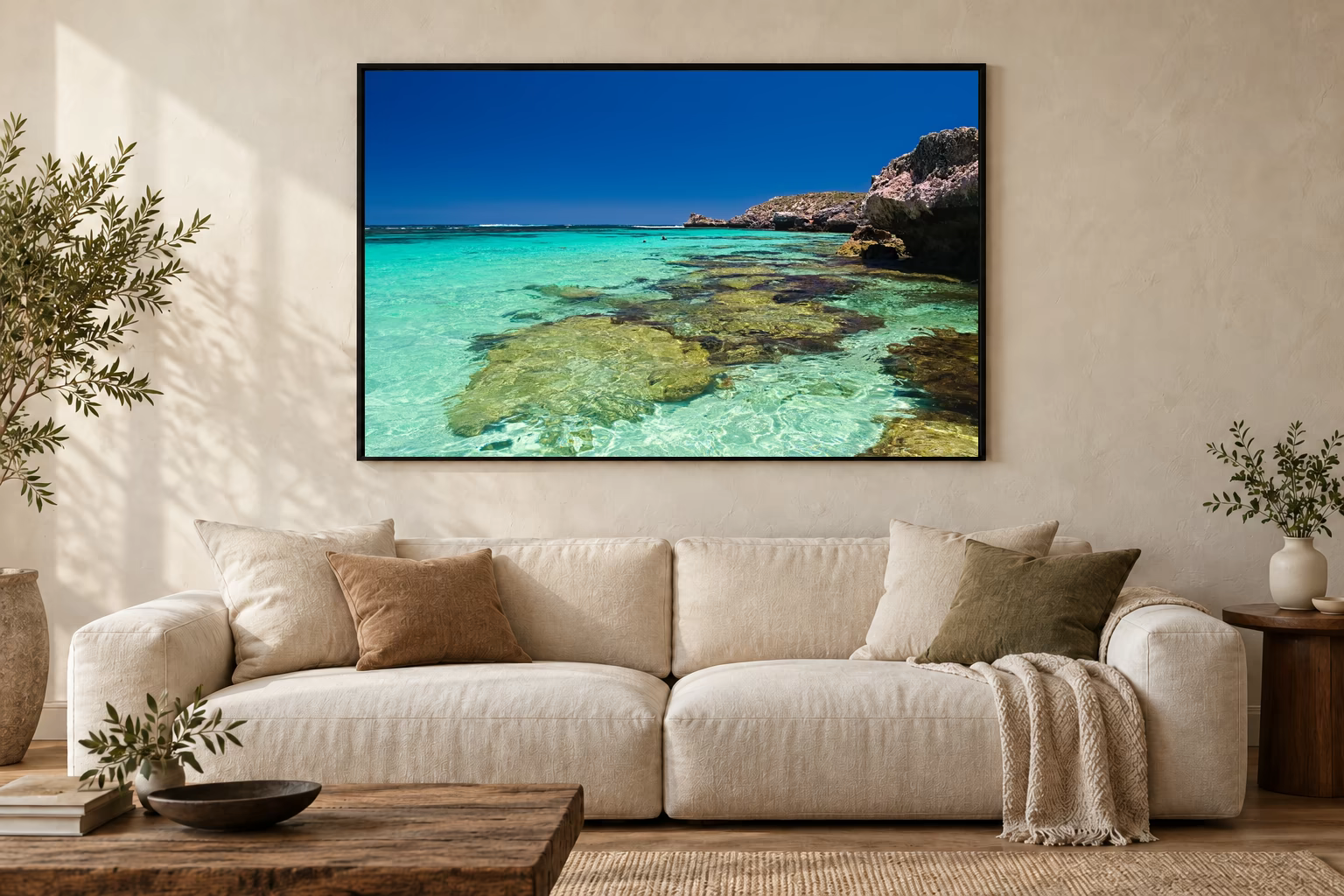 Das Werk an einer hellen Wohnzimmerwand über einem Sofa: Klares Wasser vor Rottnest Island im Rahmen, 120 × 80 cm.