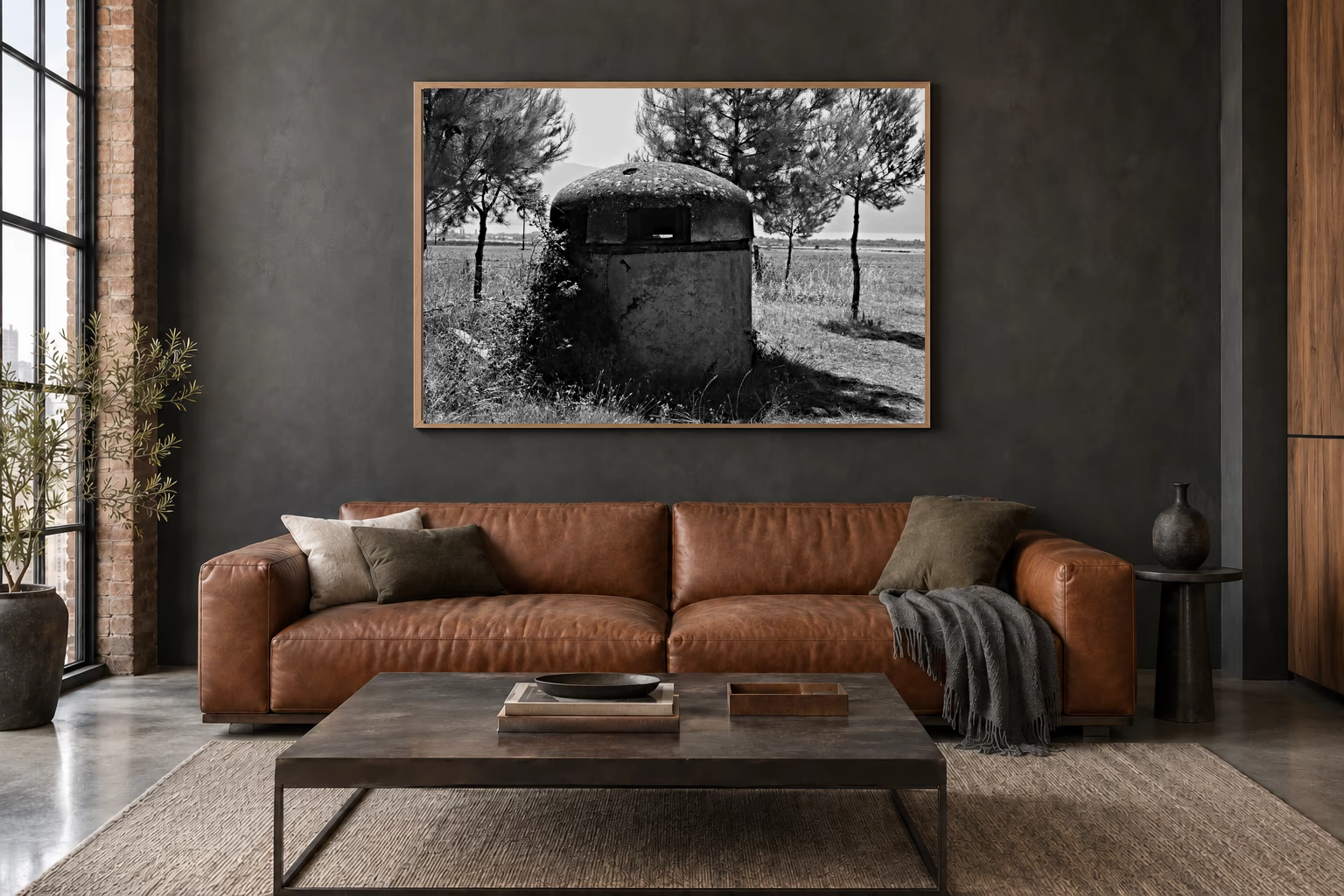 Das Werk an einer dunklen Wand im Loft über einem Ledersofa: Kuppelbunker in der Wiese, 120 × 80 cm.