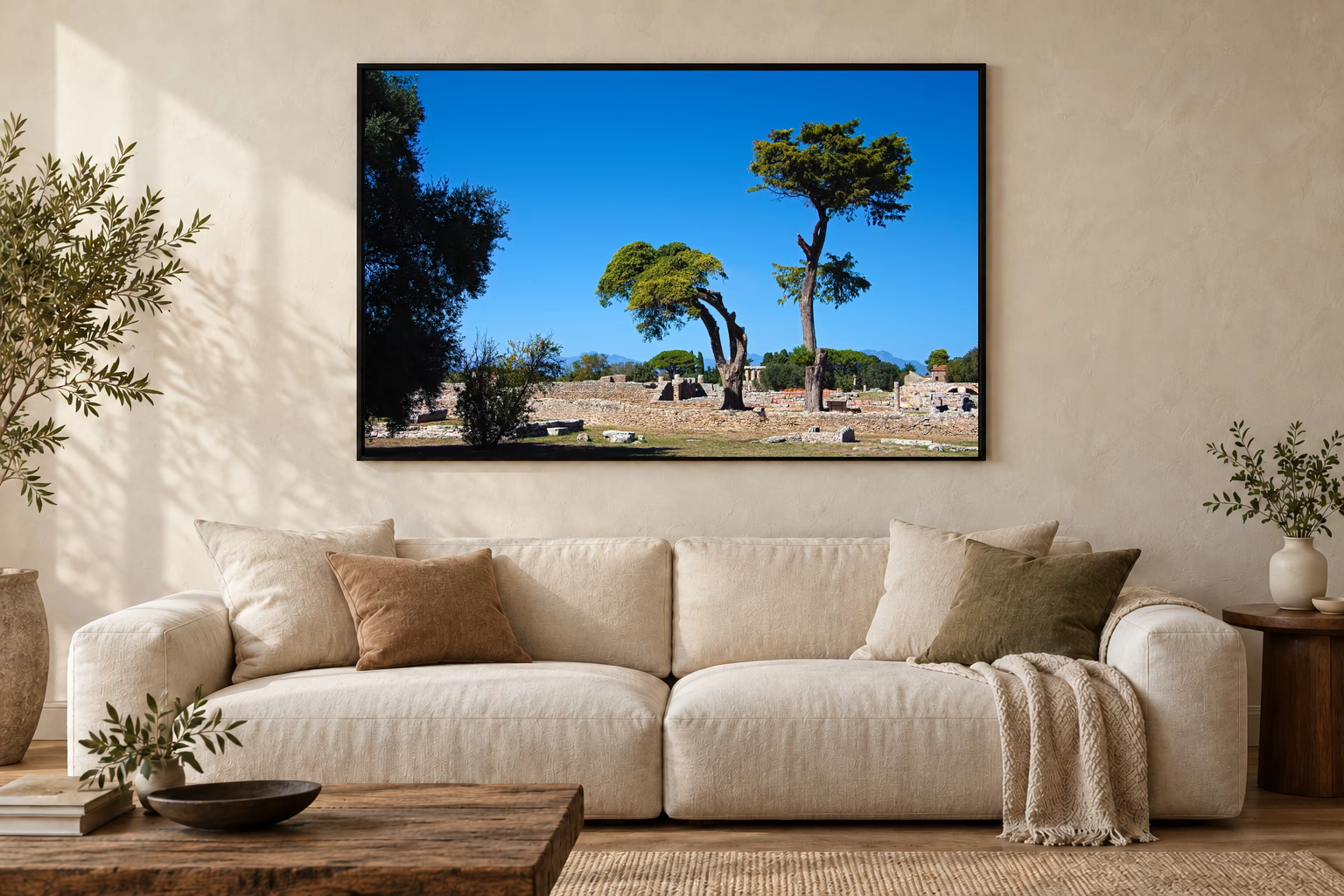 Das Werk an einer hellen Wohnzimmerwand über einem Sofa: Mediterrane Landschaft von Paestum im Rahmen, 120 × 80 cm.