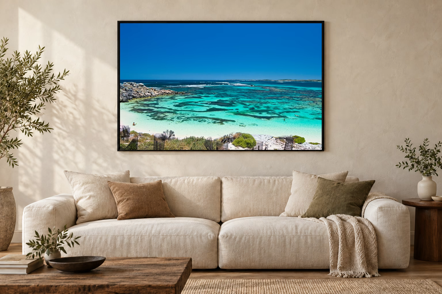 Das Werk an einer hellen Wohnzimmerwand über einem Sofa: Riffmuster vor Rottnest Island im Rahmen, 120 × 80 cm.