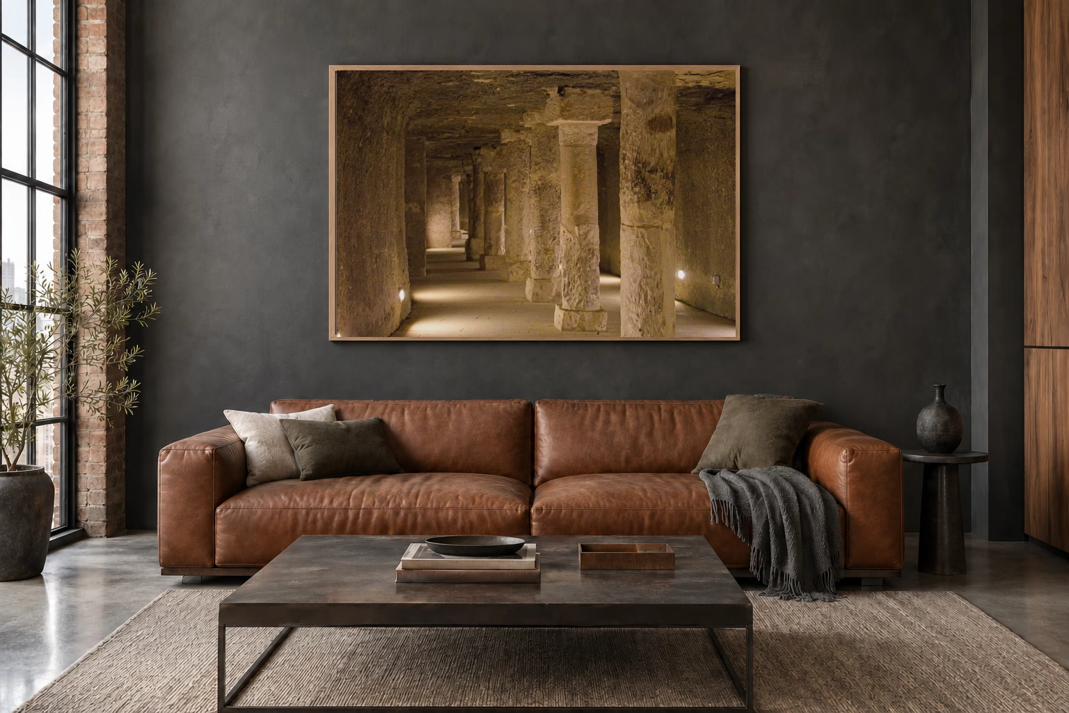 Das Werk an einer dunklen Wand im Loft über einem Ledersofa: Säulengang unter der Erde, 120 × 80 cm.