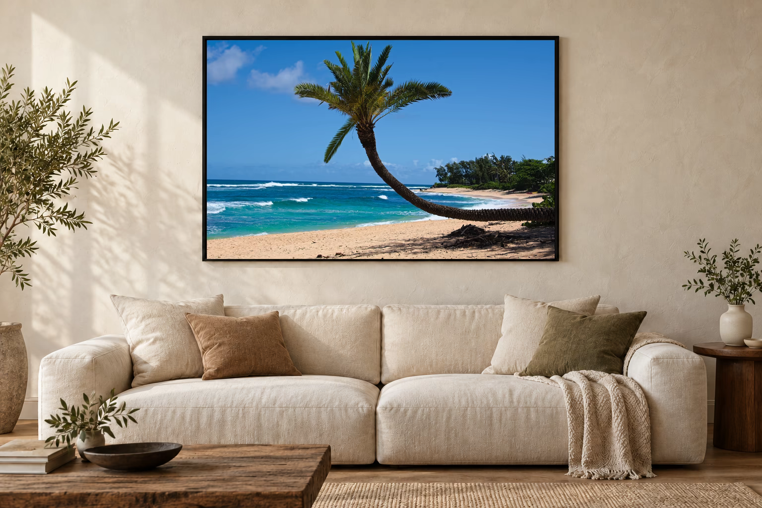 Das Werk an einer hellen Wohnzimmerwand über einem Sofa: Schräge Palme am Strand im Rahmen, 120 × 80 cm.