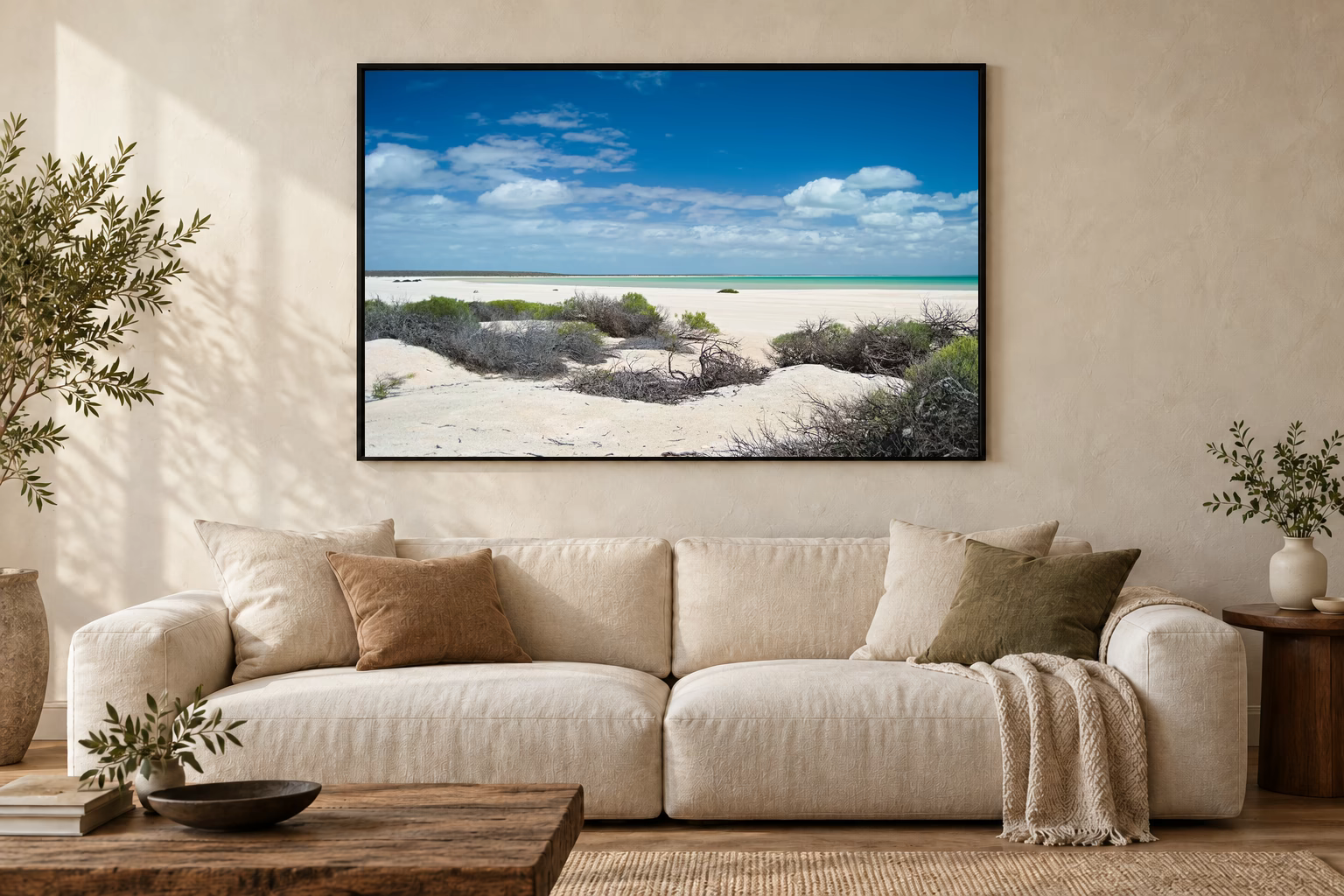 Das Werk an einer hellen Wohnzimmerwand über einem Sofa: Shell Beach, Helle Weite im Rahmen, 120 × 80 cm.