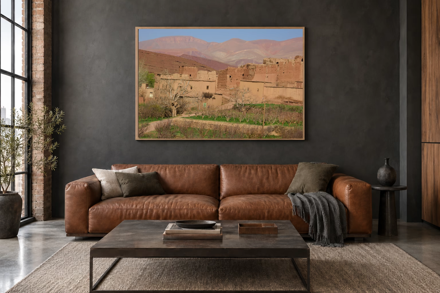 Das Werk an einer dunklen Wand im Loft über einem Ledersofa: Stille Erde, 120 × 80 cm.