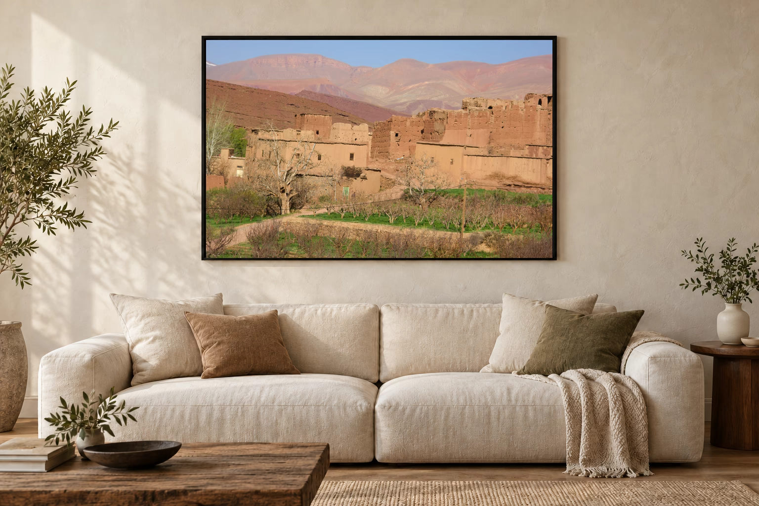Das Werk an einer hellen Wohnzimmerwand über einem Sofa: Stille Erde im Rahmen, 120 × 80 cm.