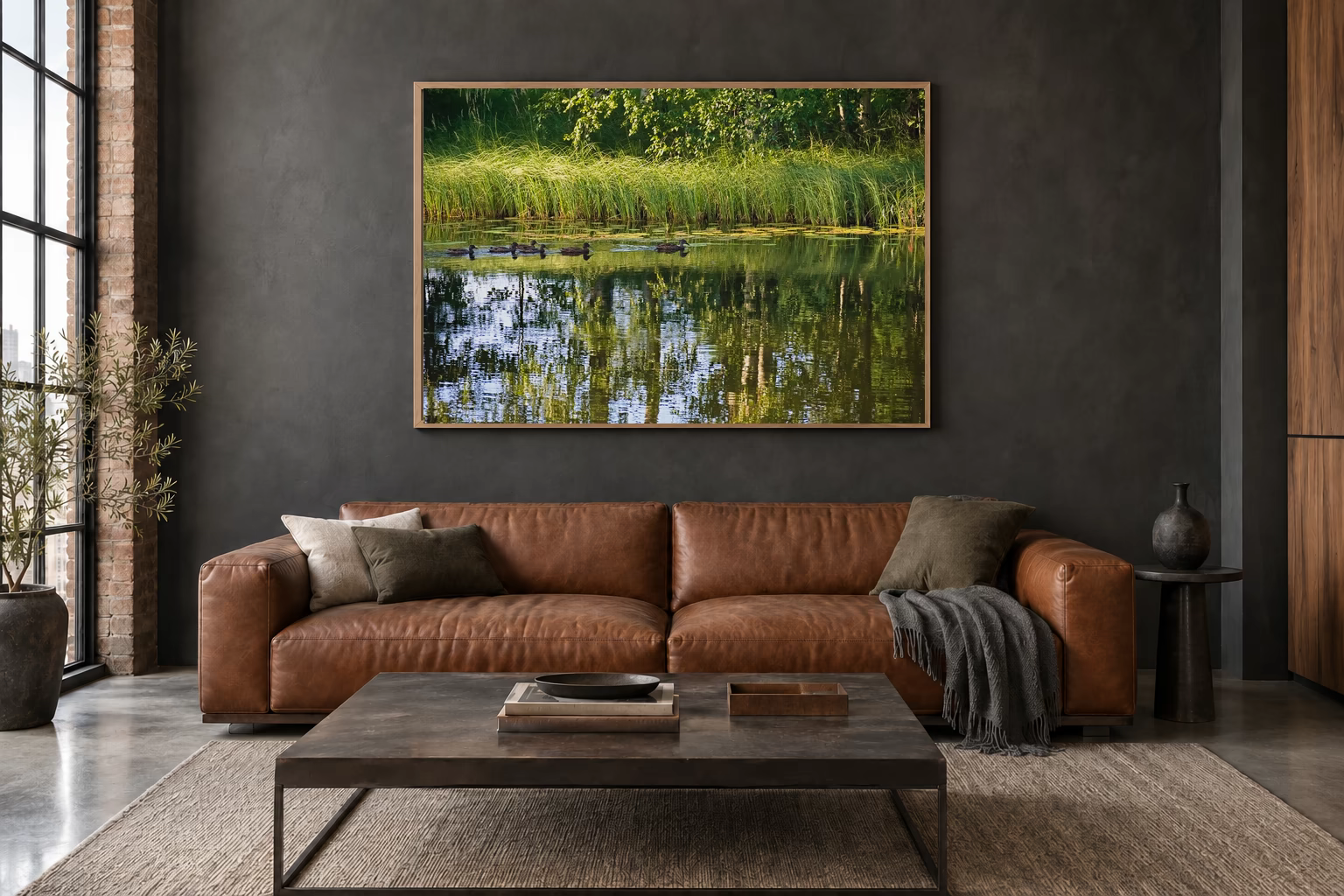 Das Werk an einer dunklen Wand im Loft über einem Ledersofa: Stille Fahrt im Abendlicht, 120 × 80 cm.