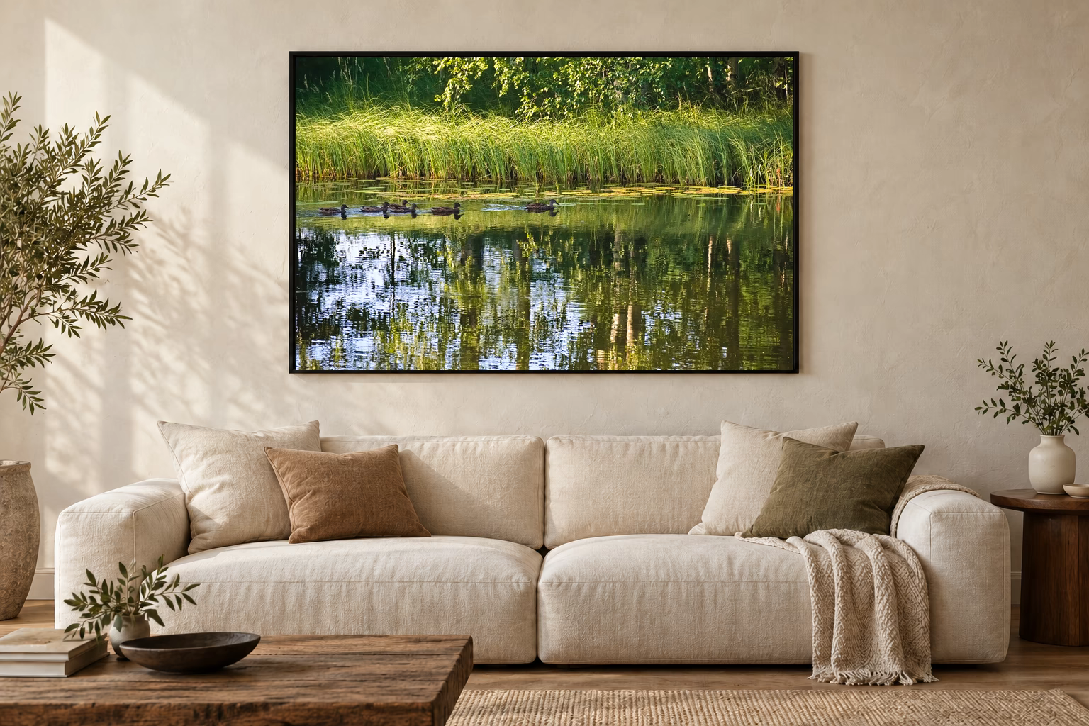 Das Werk an einer hellen Wohnzimmerwand über einem Sofa: Stille Fahrt im Abendlicht im Rahmen, 120 × 80 cm.