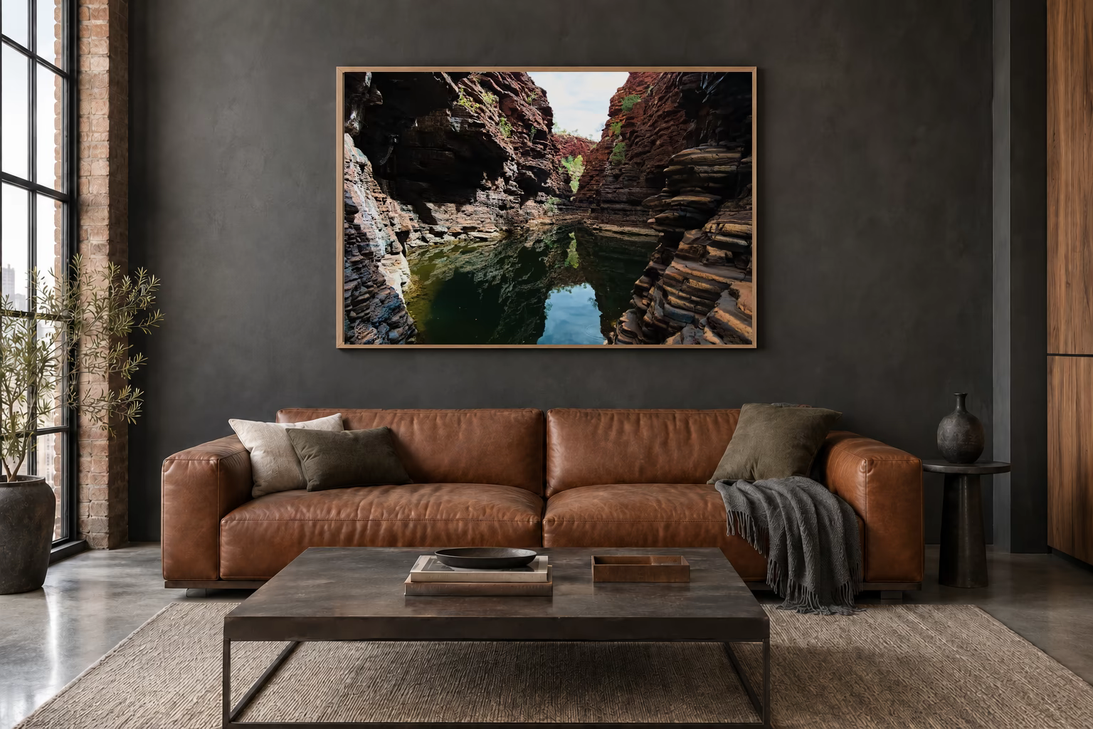 Das Werk an einer dunklen Wand im Loft über einem Ledersofa: Stille im roten Gorge, 120 × 80 cm.