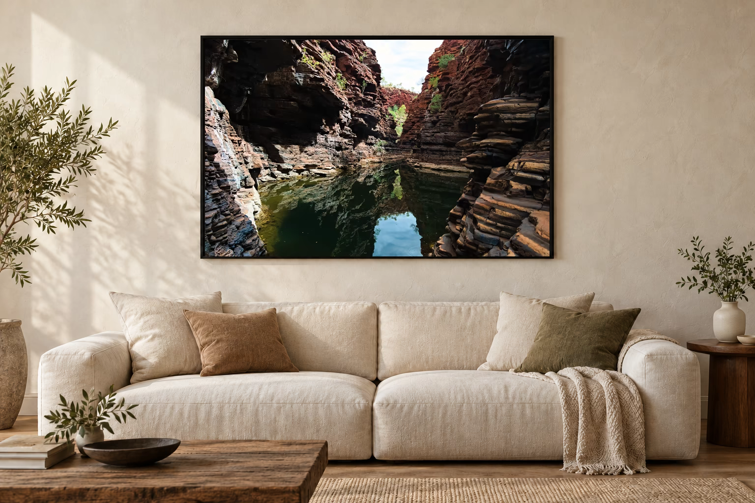 Das Werk an einer hellen Wohnzimmerwand über einem Sofa: Stille im roten Gorge im Rahmen, 120 × 80 cm.