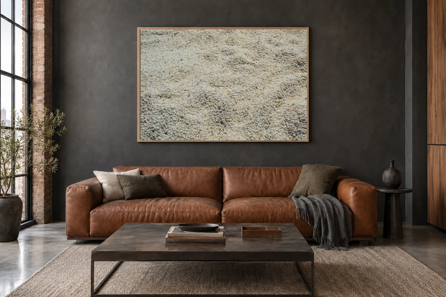 Das Werk an einer dunklen Wand im Loft über einem Ledersofa: Struktur von Shell Beach, 120 × 80 cm.