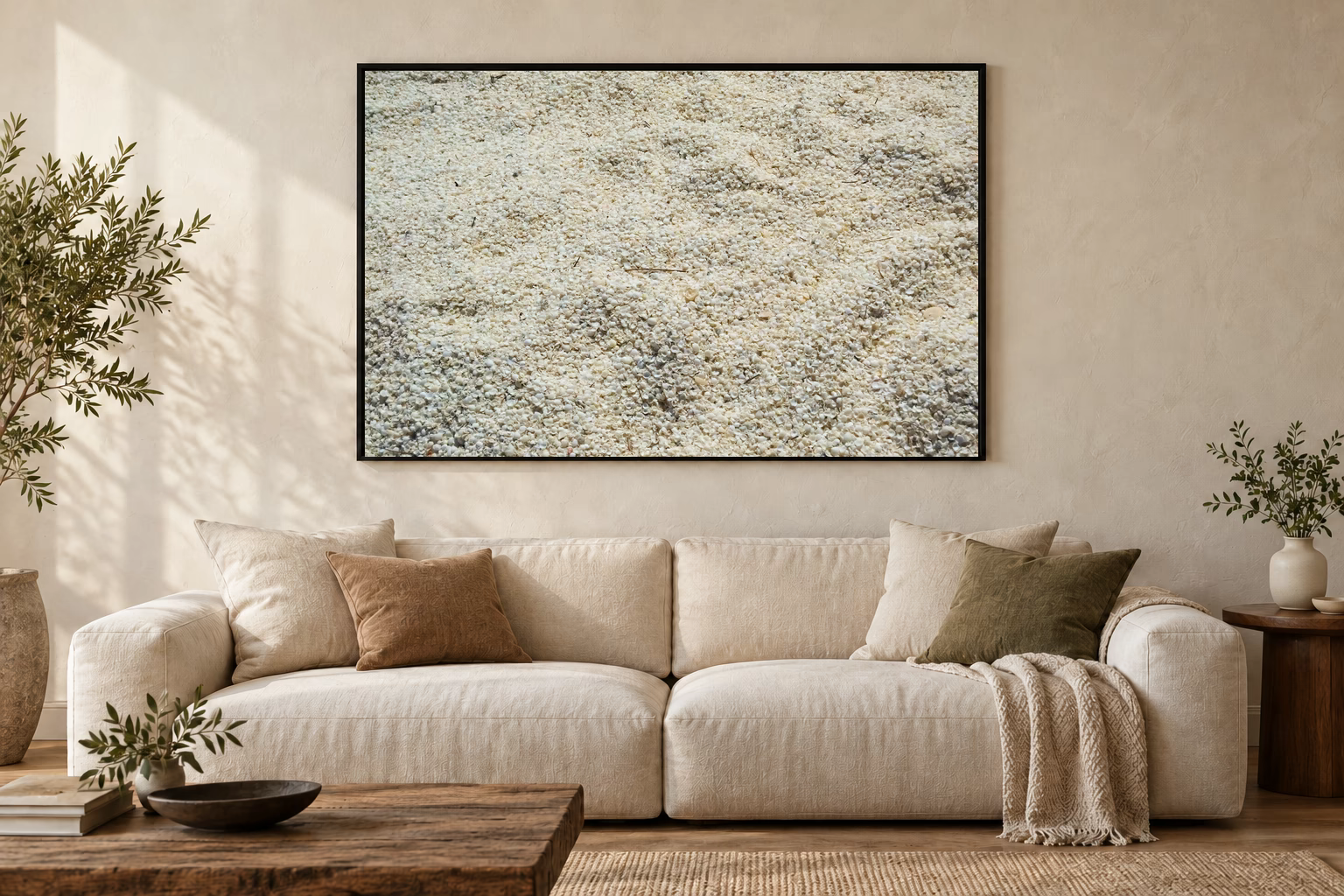 Das Werk an einer hellen Wohnzimmerwand über einem Sofa: Struktur von Shell Beach im Rahmen, 120 × 80 cm.