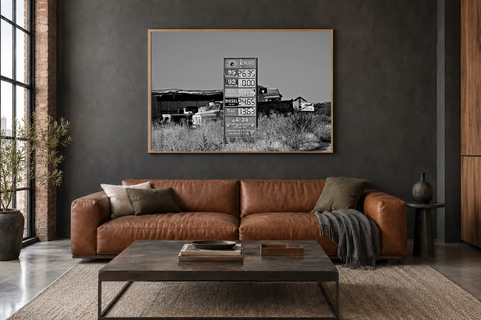 Das Werk an einer dunklen Wand im Loft über einem Ledersofa: Tafel und alte Lastwagen, 120 × 80 cm.