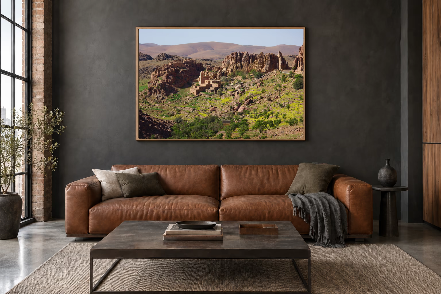 Das Werk an einer dunklen Wand im Loft über einem Ledersofa: Tal im Morgenlicht, 120 × 80 cm.