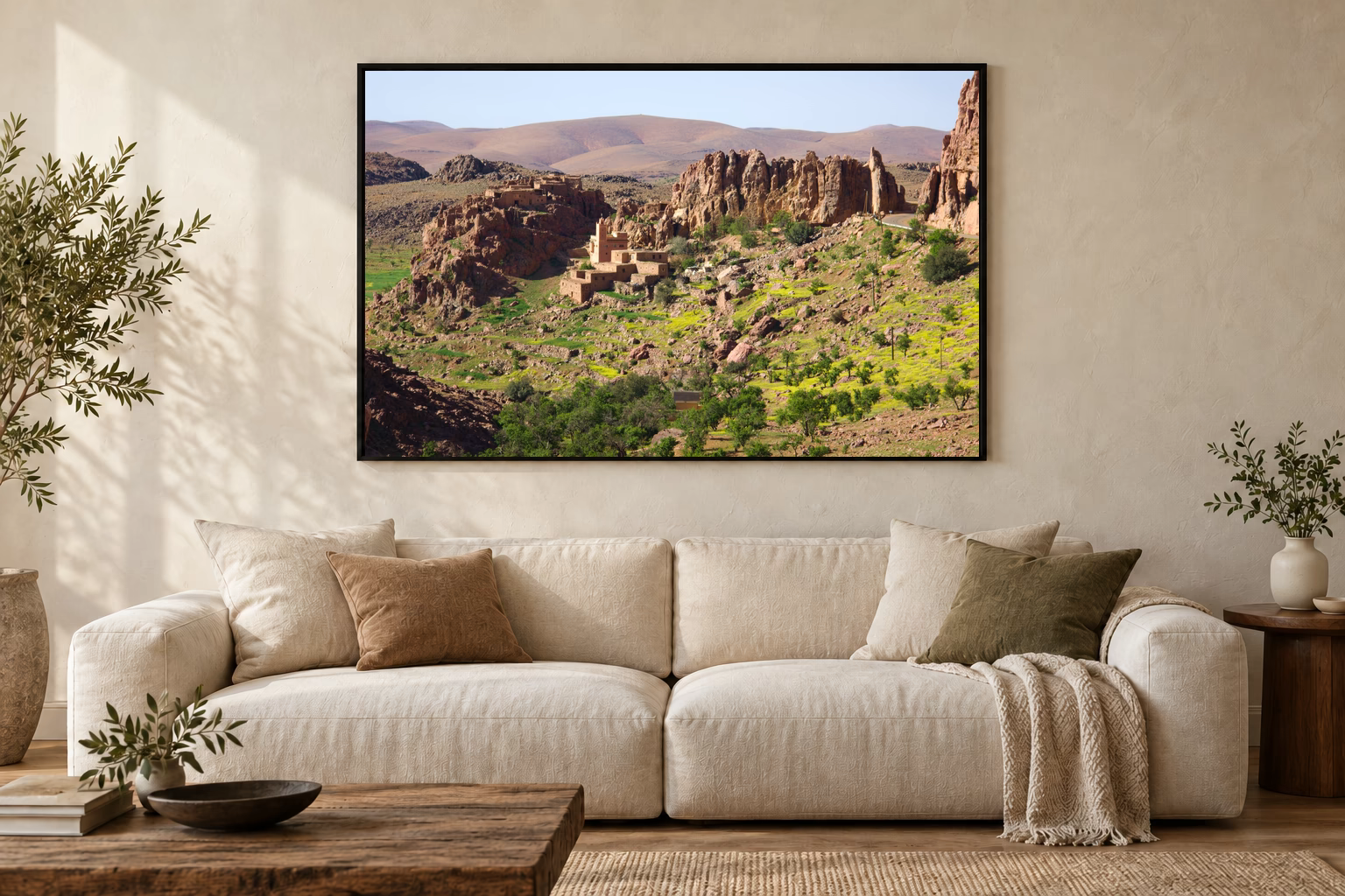 Das Werk an einer hellen Wohnzimmerwand über einem Sofa: Tal im Morgenlicht im Rahmen, 120 × 80 cm.