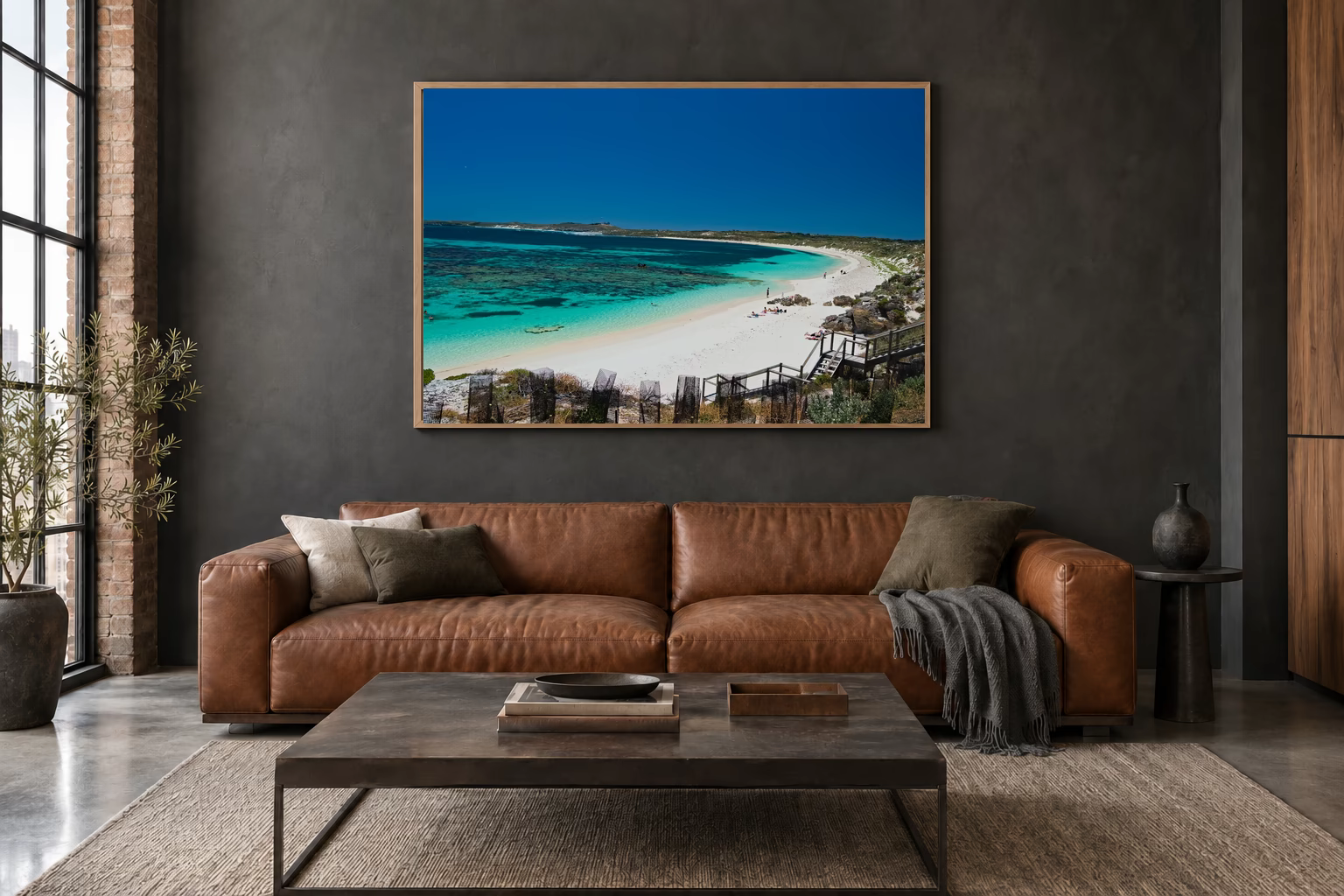 Das Werk an einer dunklen Wand im Loft über einem Ledersofa: Türkise Bucht auf Rottnest Island, 120 × 80 cm.