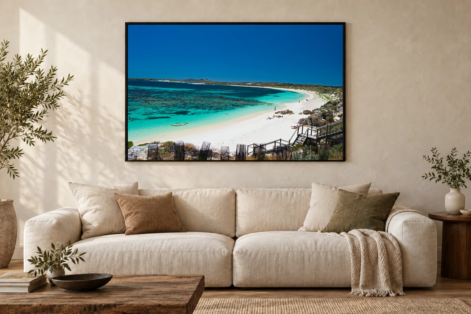 Das Werk an einer hellen Wohnzimmerwand über einem Sofa: Türkise Bucht auf Rottnest Island im Rahmen, 120 × 80 cm.